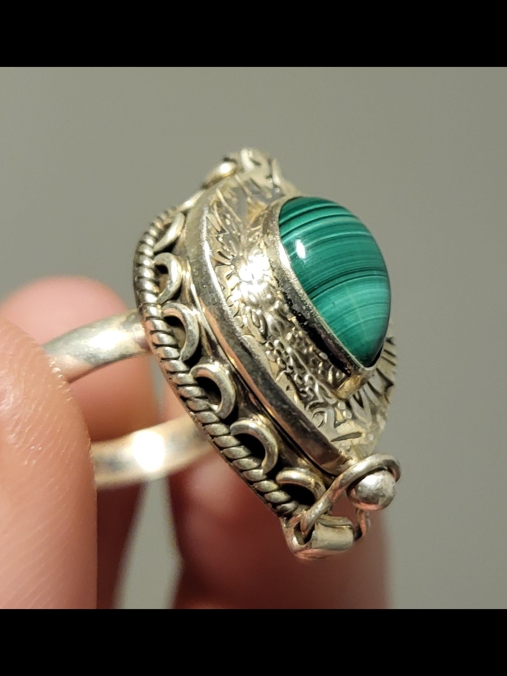 Vtg Silver Poison Ring with Green Malachite Cabochon